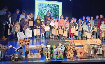 KARMIĄ PTAKI WSZYSTKIE CZELADZKIE DZIECIAKI