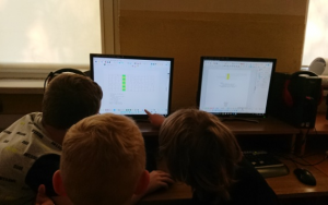 Uczniowie układający krzyżówkę w programie Libre_Office