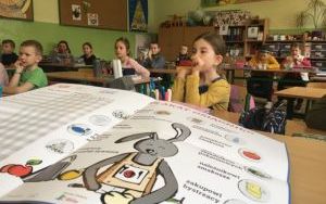 Dzieci na lekcji o zdrowym odżywianiu. 