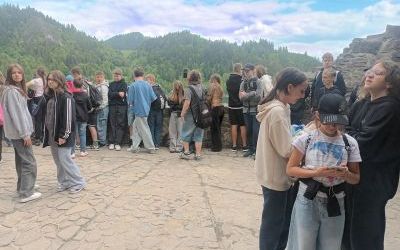 Uczestnicy wycieczki na tarasie widokowym na zamku w Niedzicy