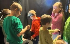 Drugoklasiści na wernisażu wystawy "Kolorowy węgiel" (1)