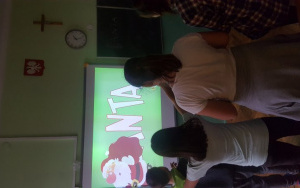 klasa Va podczas lekcji światecznej korzysta z tablicy interaktywnej