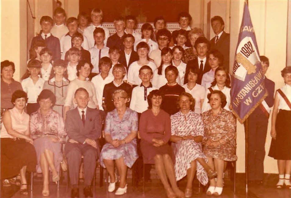 Grono pedagogiczne SP1 i uczniowie klas VIII, 1983 r. Ryszard Tarnówka trzeci od lewej.